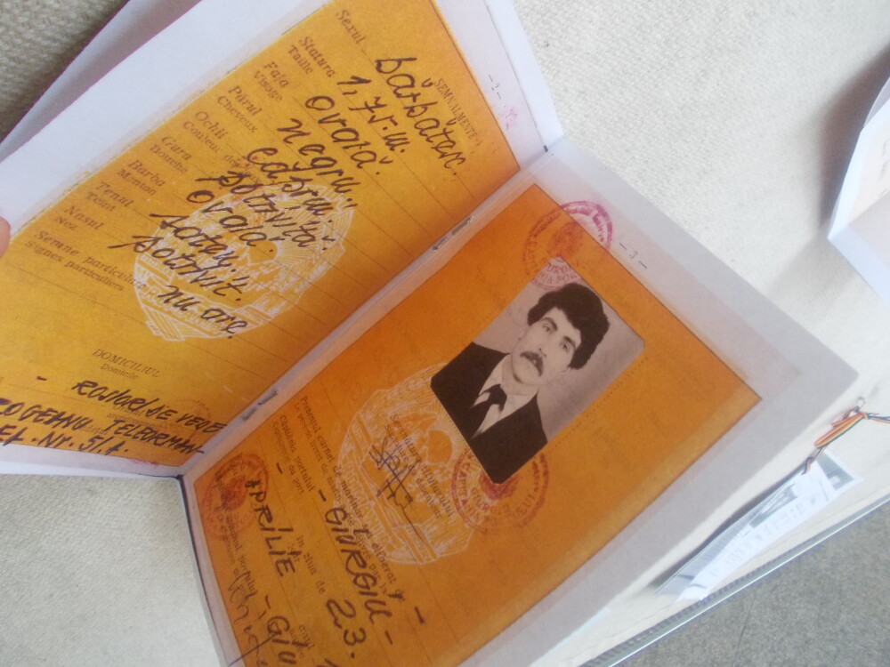Vezi cum erau pasapoartele acum 100 de ani. Pe documente apare semnatura regelui Carol si Mihai I - Imaginea 2