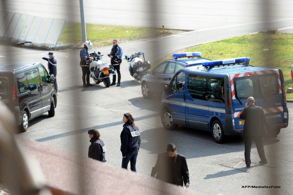 Criminalul din Toulouse, ucis cu un glont in cap dupa 32 de ore de asediu. Cele 3 atacuri, filmate - Imaginea 9
