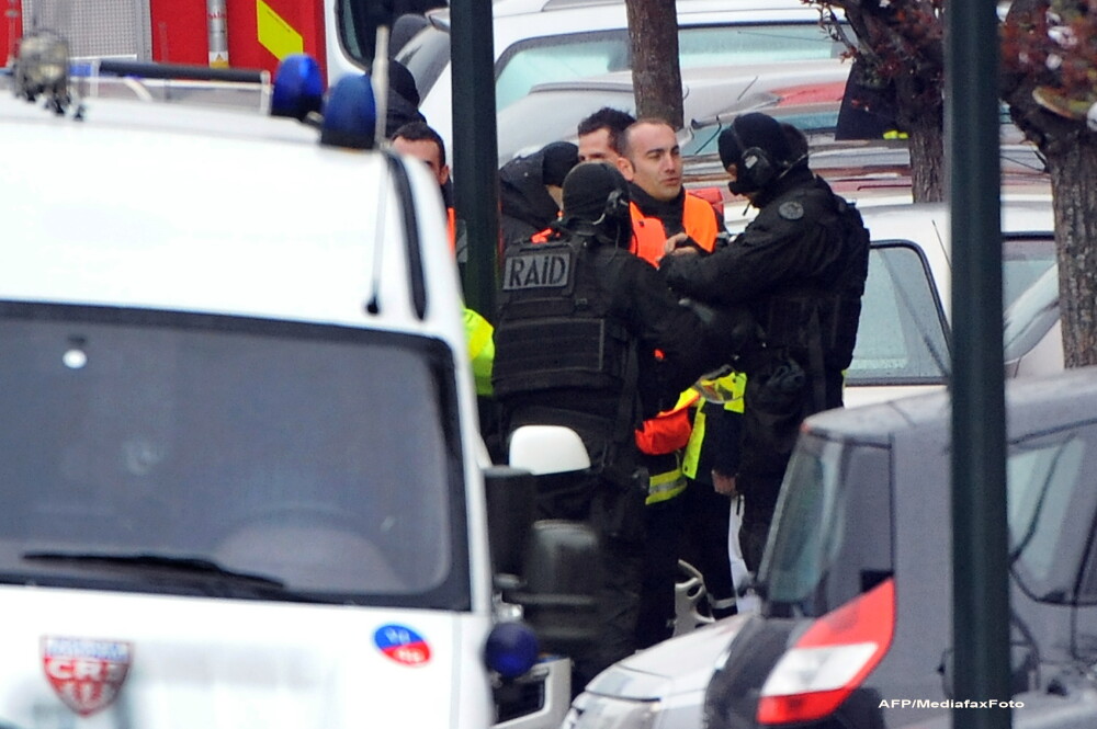 Criminalul din Toulouse, ucis cu un glont in cap dupa 32 de ore de asediu. Cele 3 atacuri, filmate - Imaginea 13