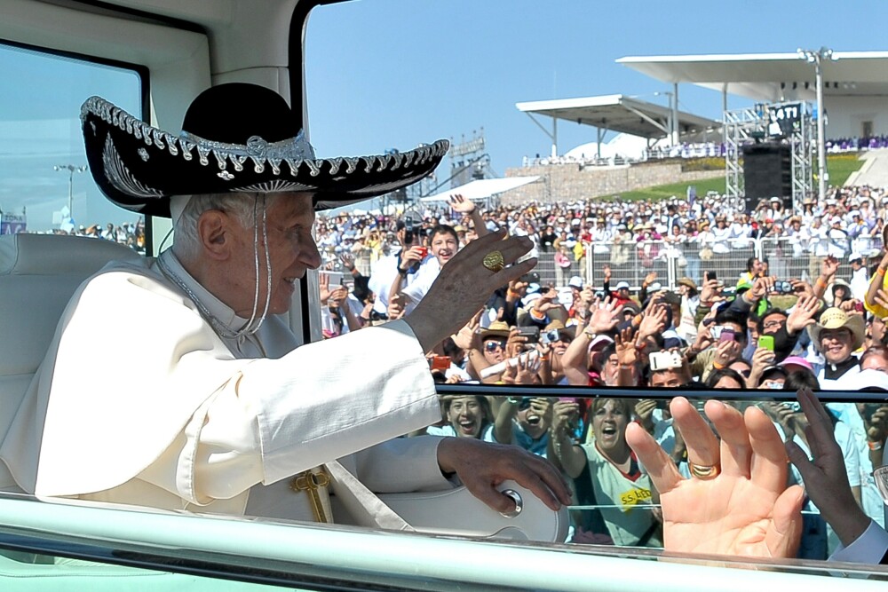 Imaginea zilei: Papa Benedict al XVI-lea a purtat sombrero la o plimbare cu papamobilul prin Mexic - Imaginea 4