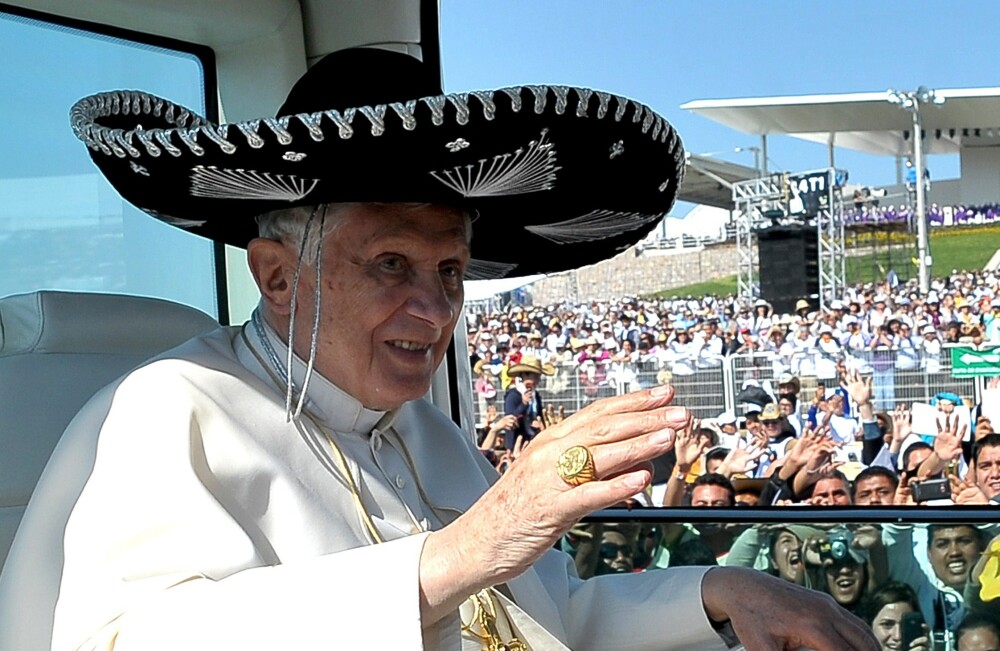 Imaginea zilei: Papa Benedict al XVI-lea a purtat sombrero la o plimbare cu papamobilul prin Mexic - Imaginea 3