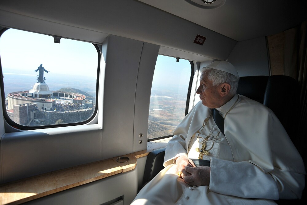 Imaginea zilei: Papa Benedict al XVI-lea a purtat sombrero la o plimbare cu papamobilul prin Mexic - Imaginea 2