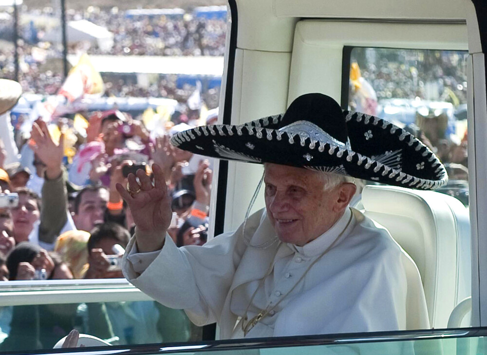 Imaginea zilei: Papa Benedict al XVI-lea a purtat sombrero la o plimbare cu papamobilul prin Mexic - Imaginea 1