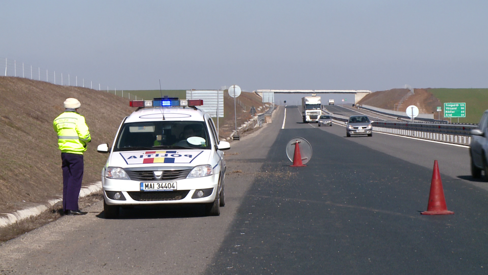 Colete din Ungaria imprastiate pe drum, langa Timisoara. Un tir a ajuns de pe autostrada, in sant - Imaginea 6