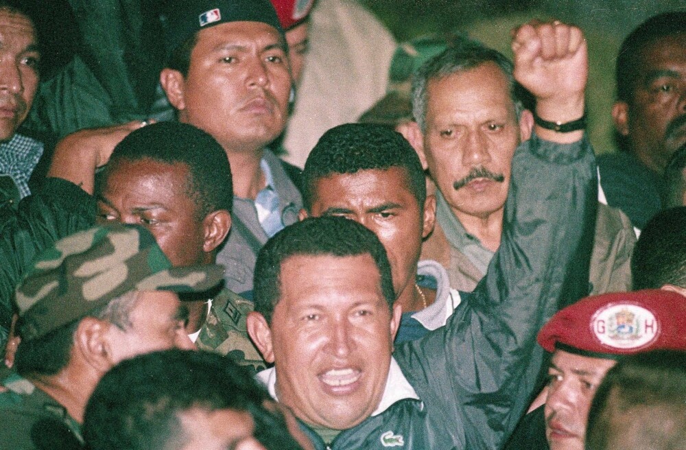Povestea lui Hugo Chavez in 10 imagini: crescut in saracie alaturi de 6 frati, a ajuns erou national - Imaginea 15