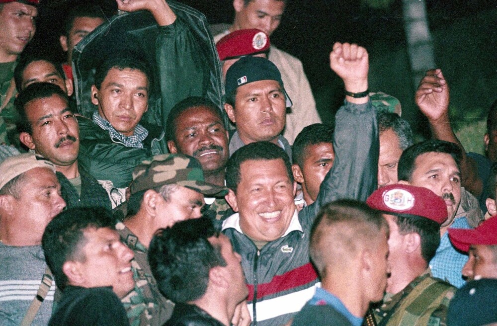 Povestea lui Hugo Chavez in 10 imagini: crescut in saracie alaturi de 6 frati, a ajuns erou national - Imaginea 14