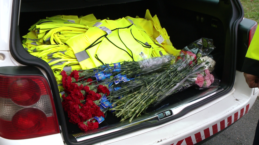 Altfel de “amenzi” pentru soferitele din Timis. Politistii le-au oferit sute de flori - Imaginea 1