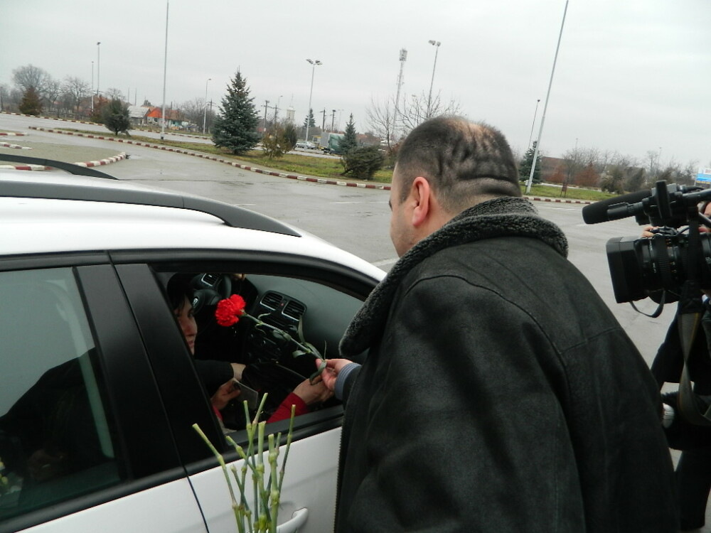 Politistii din Satu Mare au facut front comun. Au amendat cu flori toate femeile intalnite in trafic - Imaginea 3