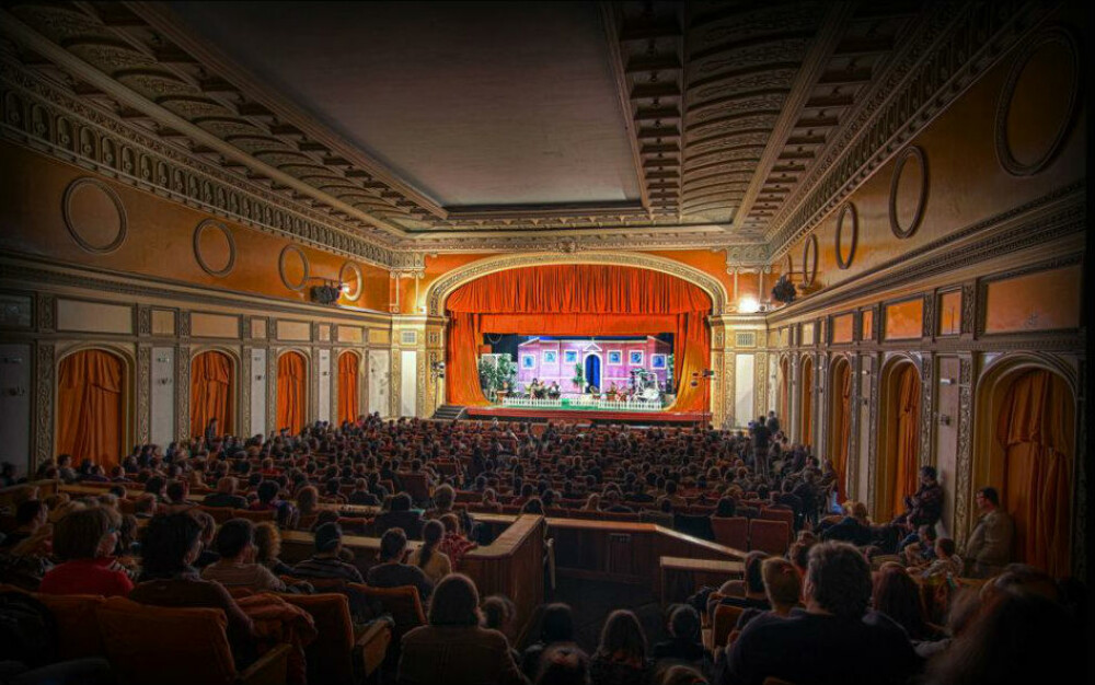 Dupa sapte ani de pauza, la Casa de Cultura din Hunedoara a fost pusa in scena prima piesa de teatru - Imaginea 1