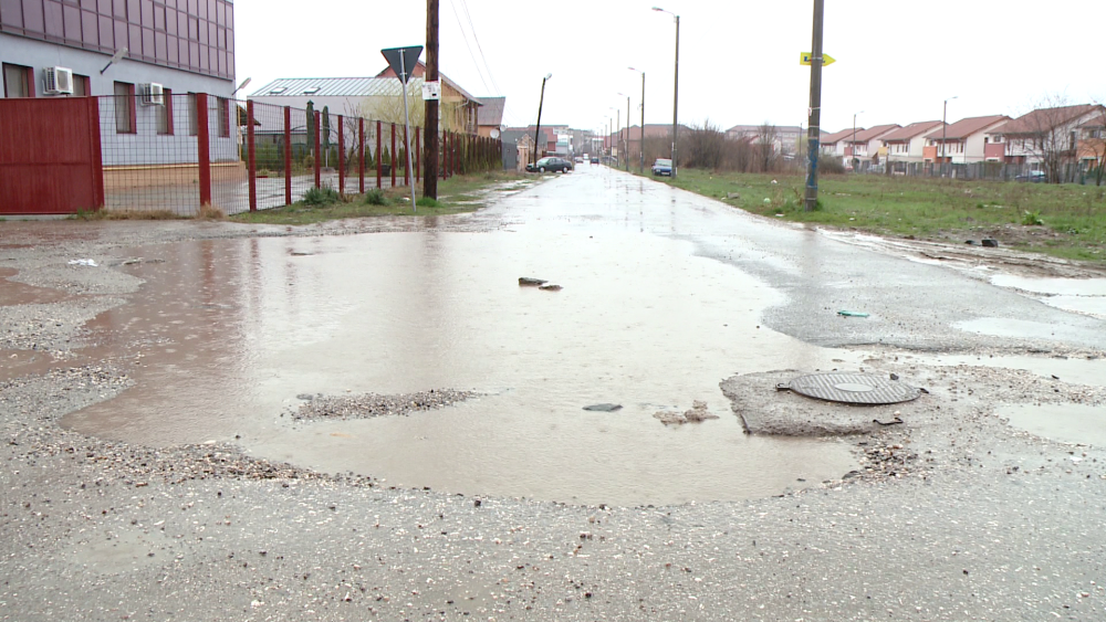 Gropile de pe strazile din Timisoara seamana dupa cateva ore de ploaie cu niste lacuri. FOTO - Imaginea 1