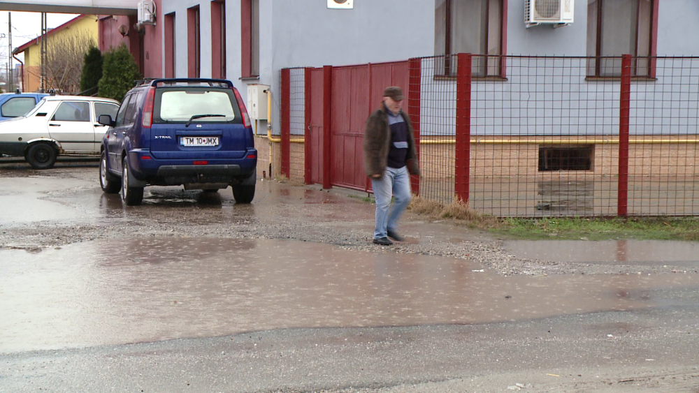 Gropile de pe strazile din Timisoara seamana dupa cateva ore de ploaie cu niste lacuri. FOTO - Imaginea 2