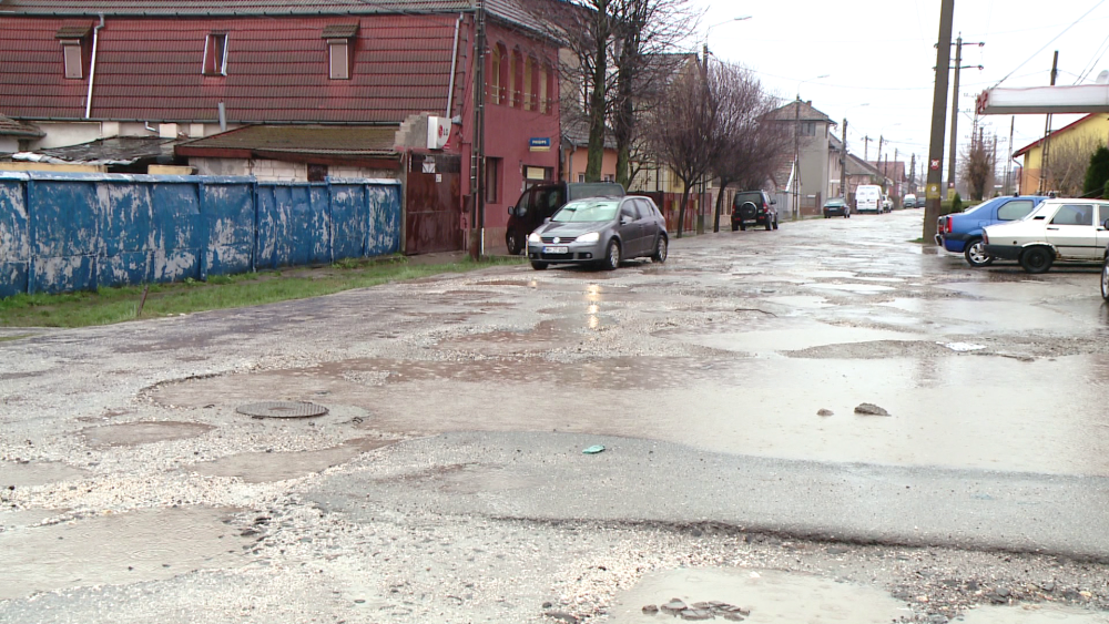 Gropile de pe strazile din Timisoara seamana dupa cateva ore de ploaie cu niste lacuri. FOTO - Imaginea 4