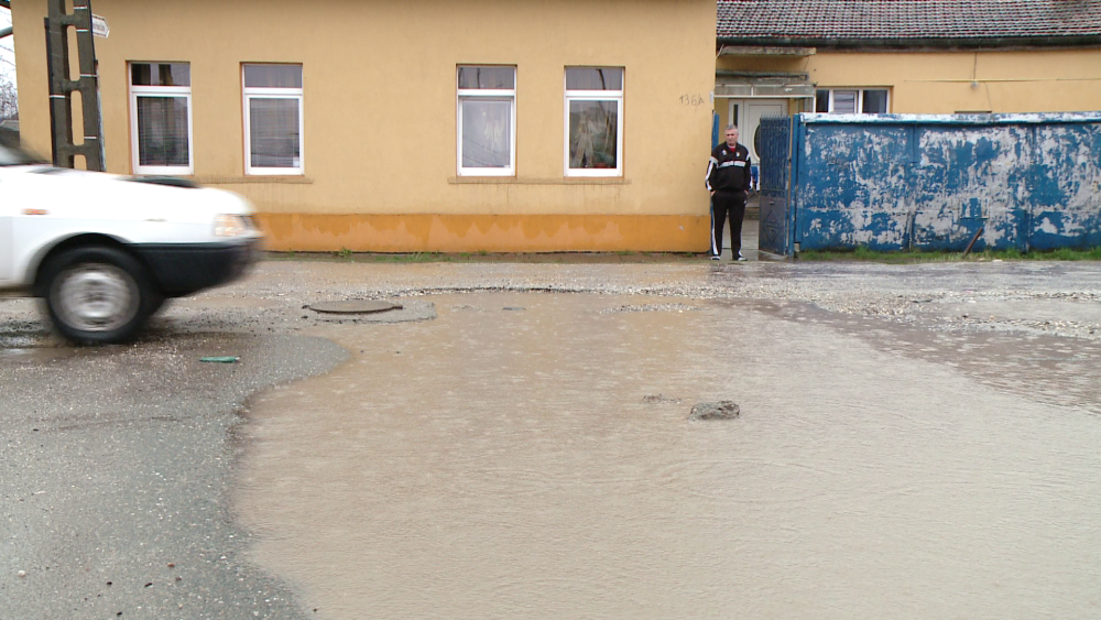 Gropile de pe strazile din Timisoara seamana dupa cateva ore de ploaie cu niste lacuri. FOTO - Imaginea 7