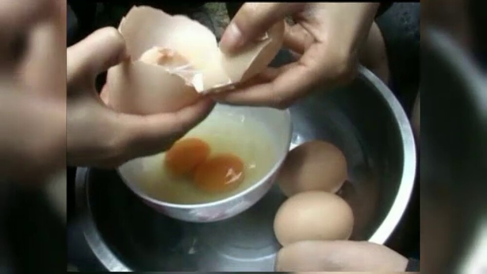 Descoperirea bizara facuta de o femeie din China intr-un ou urias, de 200 de grame - Imaginea 1
