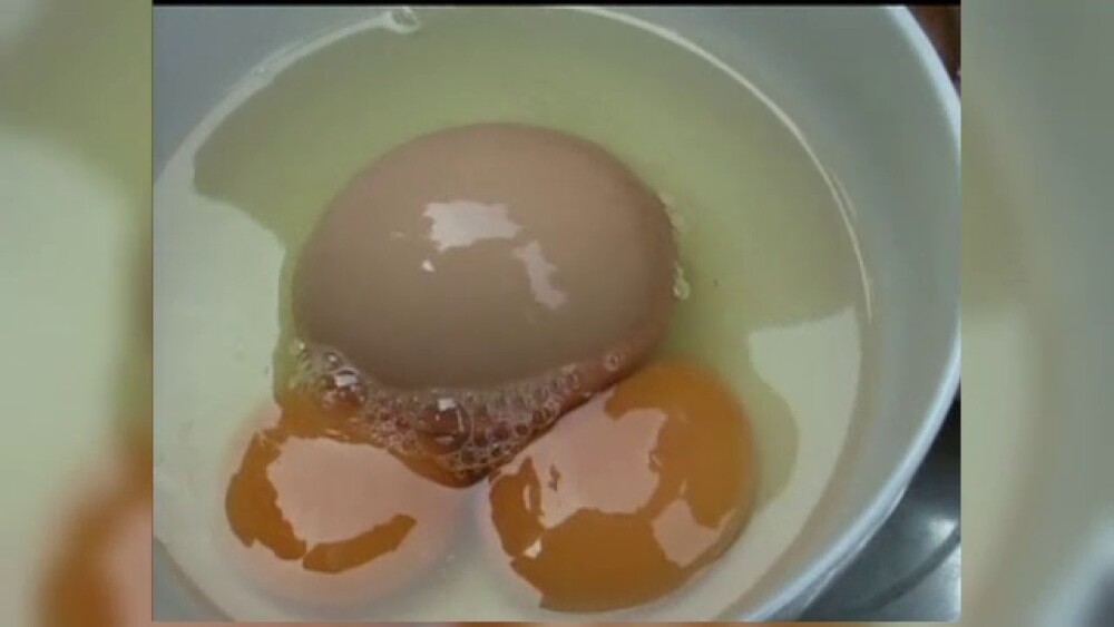 Descoperirea bizara facuta de o femeie din China intr-un ou urias, de 200 de grame - Imaginea 2
