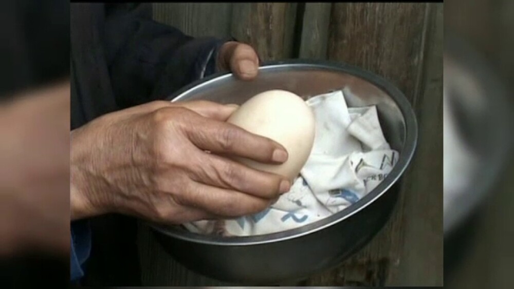 Descoperirea bizara facuta de o femeie din China intr-un ou urias, de 200 de grame - Imaginea 4