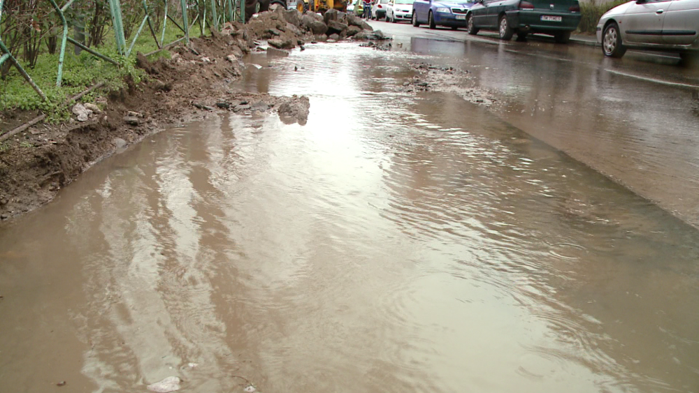 O strada din Timisoara a fost inundata. Neatentia muncitorilor a condus la o adevarata epopee - Imaginea 1