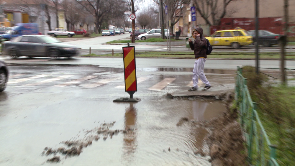 O strada din Timisoara a fost inundata. Neatentia muncitorilor a condus la o adevarata epopee - Imaginea 6
