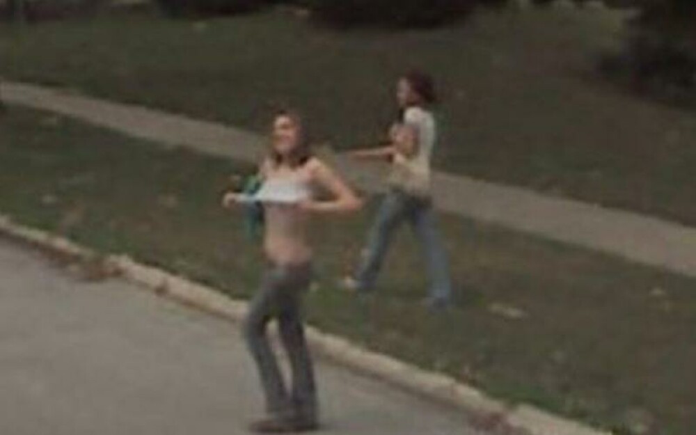 FOTO. Credeau ca nu-i vede nimeni, dar au ajuns pe Internet, fotografiati de Google Street View - Imaginea 1
