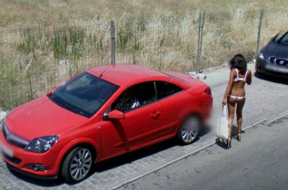 FOTO. Credeau ca nu-i vede nimeni, dar au ajuns pe Internet, fotografiati de Google Street View - Imaginea 4