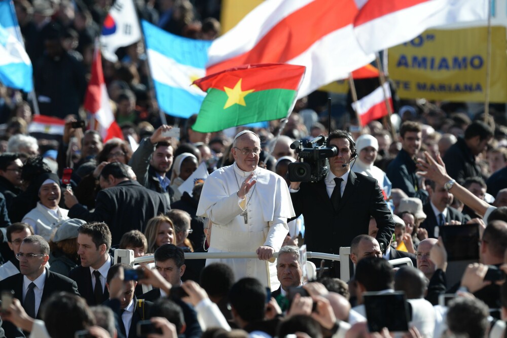 Salutul neobisnuit si noii pantofi ai Papei: cele mai frumoase imagini de azi de la Vatican - Imaginea 4