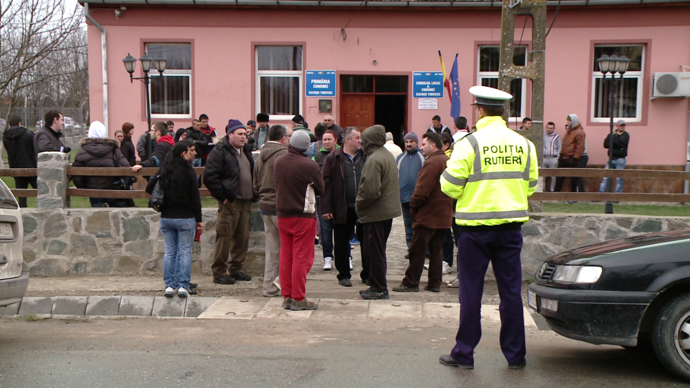 Primaria din Sacosu Turcesc, luata cu asalt. Drumul care leaga Buziasul de Timisoara a fost blocat - Imaginea 1