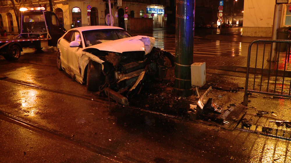 Accident alb-negru, in centrul Timisoarei. Doua masini s-au facut praf in toiul noptii - Imaginea 10