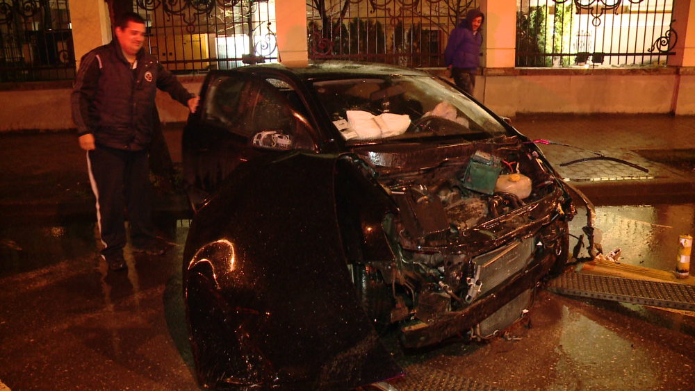 Accident alb-negru, in centrul Timisoarei. Doua masini s-au facut praf in toiul noptii - Imaginea 4