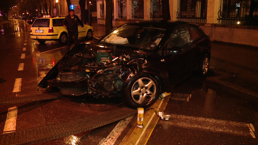 Accident alb-negru, in centrul Timisoarei. Doua masini s-au facut praf in toiul noptii - Imaginea 6