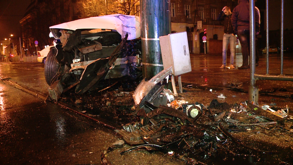 Accident alb-negru, in centrul Timisoarei. Doua masini s-au facut praf in toiul noptii - Imaginea 8