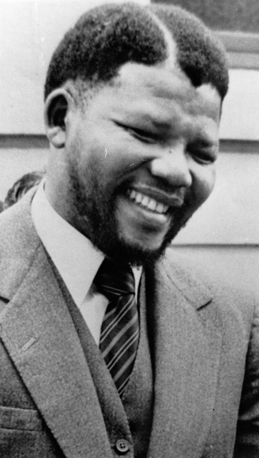 MANDELA DAY: Eroul anti-apartheid implineste azi 95 de ani. Viata sa in imagini - Imaginea 1