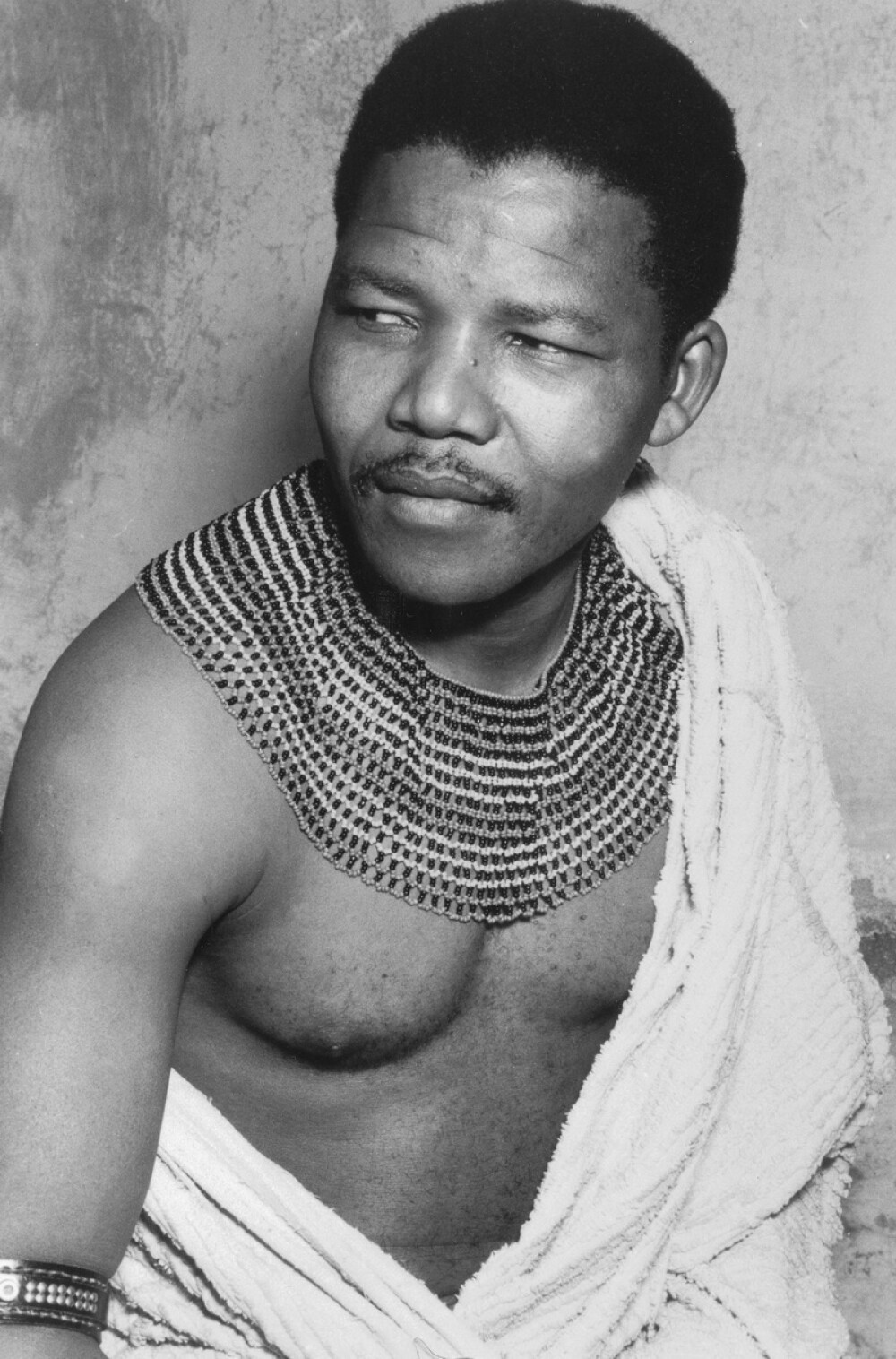 MANDELA DAY: Eroul anti-apartheid implineste azi 95 de ani. Viata sa in imagini - Imaginea 3
