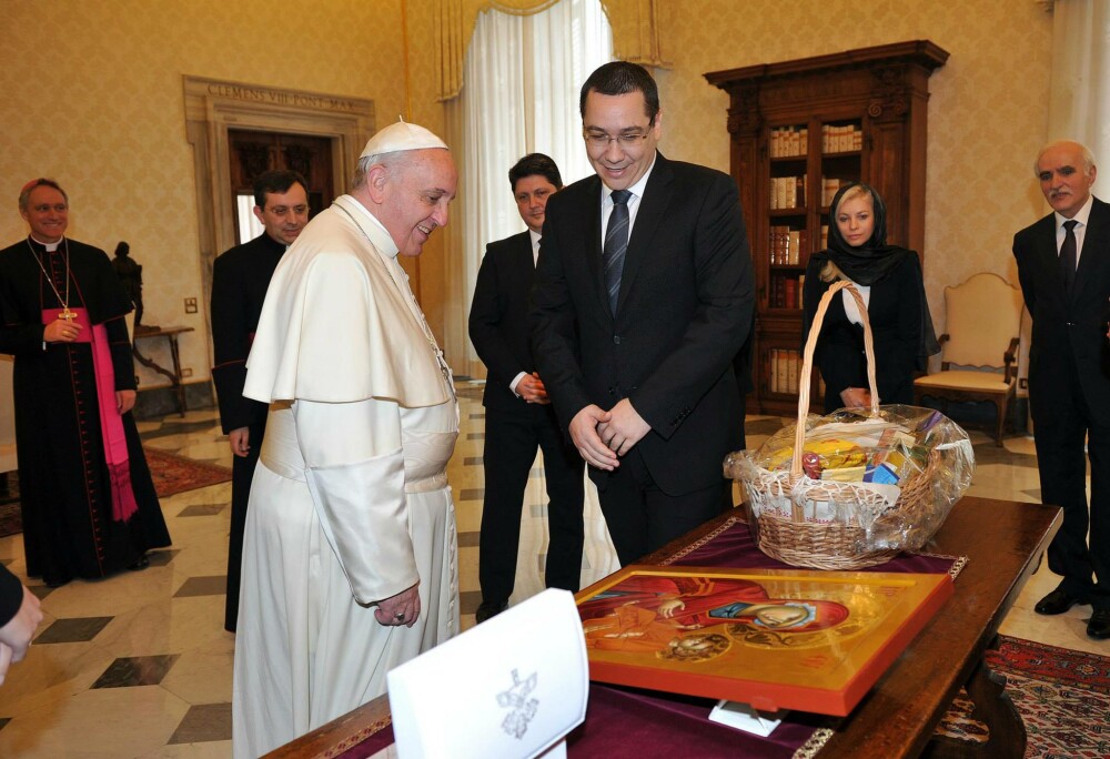 Victor Ponta a fost primit in audienta de Papa Francisc. Ce cadouri a primit premierul - Imaginea 1