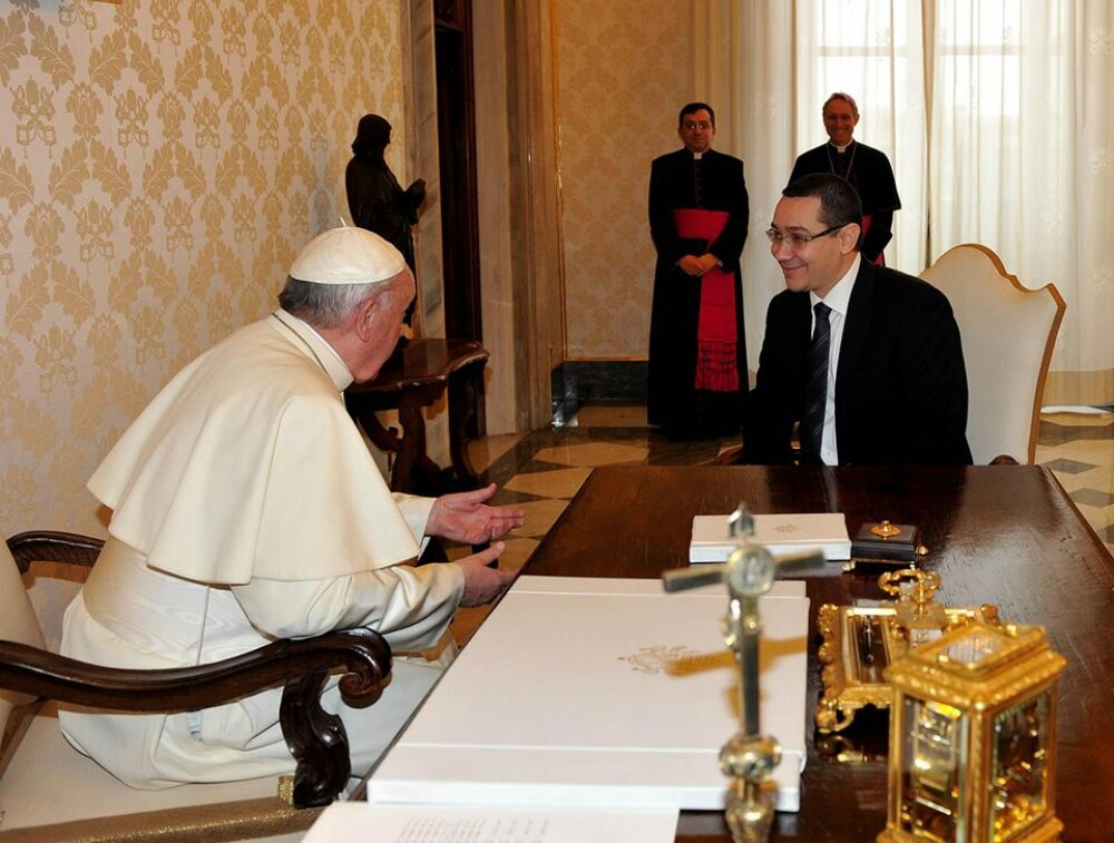 Victor Ponta a fost primit in audienta de Papa Francisc. Ce cadouri a primit premierul - Imaginea 2