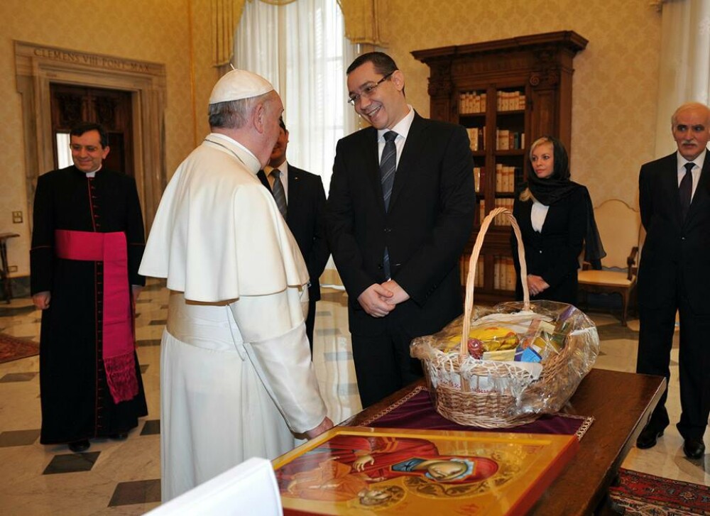 Victor Ponta a fost primit in audienta de Papa Francisc. Ce cadouri a primit premierul - Imaginea 3