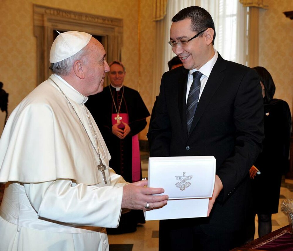 Victor Ponta a fost primit in audienta de Papa Francisc. Ce cadouri a primit premierul - Imaginea 4