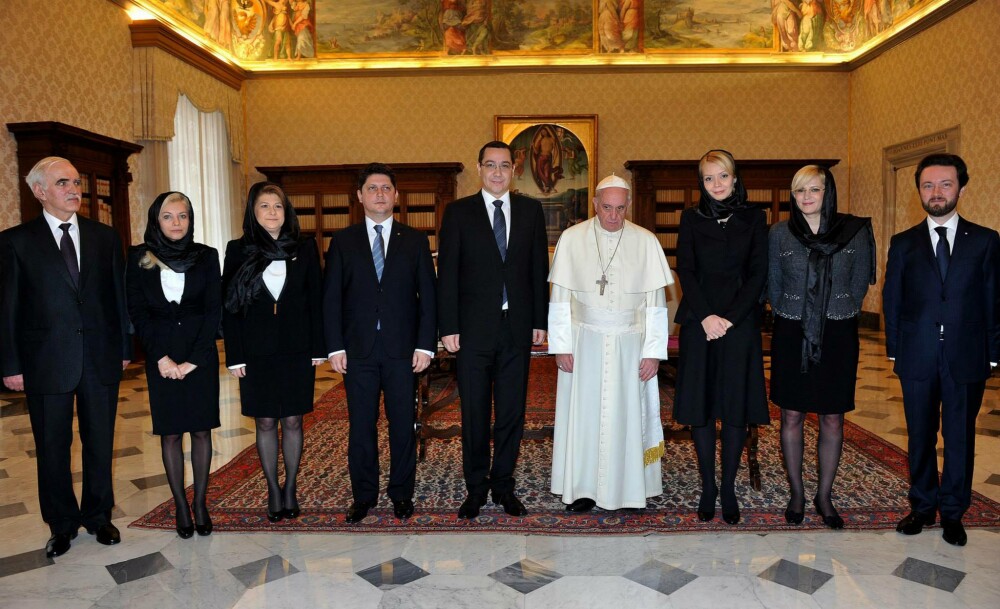 Victor Ponta a fost primit in audienta de Papa Francisc. Ce cadouri a primit premierul - Imaginea 5