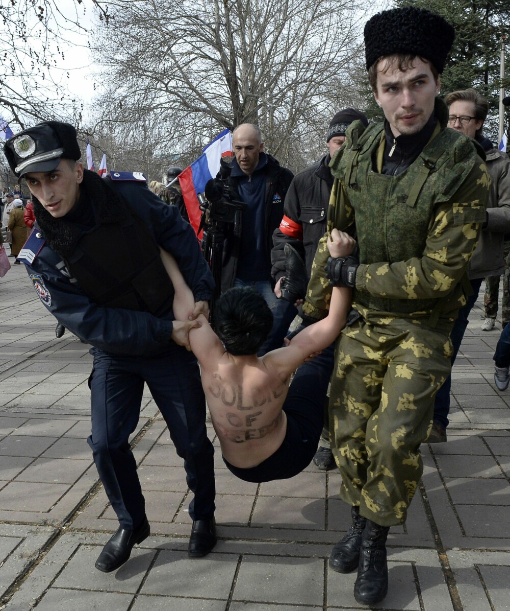 Criza din Ucraina. UE a pregatit primele sanctiuni pentru Rusia. Kievul cere urmarirea internationala a lui Ianukovici - Imaginea 14