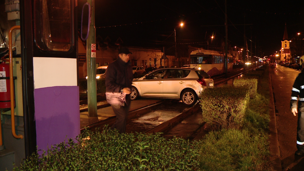 Dublu impact pe un bulevard din Timisoara. O soferita bauta a lovit doua masini parcate si s-a oprit pe liniile de tramvai - Imaginea 1