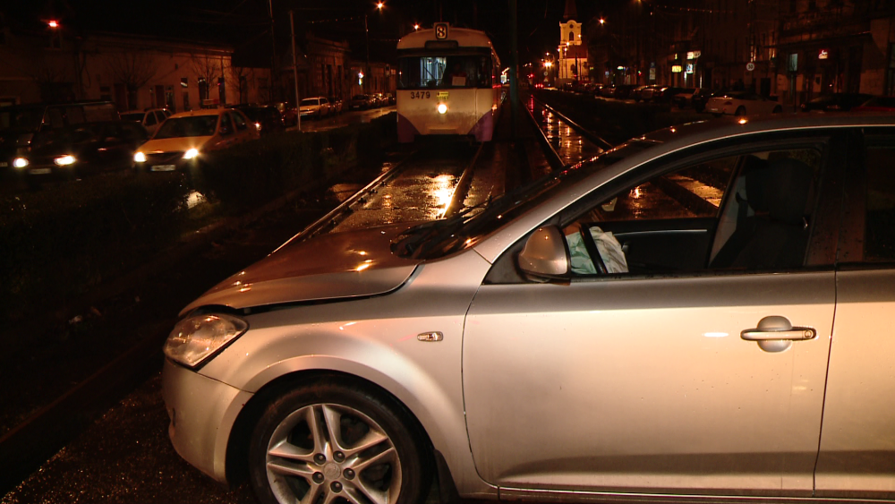 Dublu impact pe un bulevard din Timisoara. O soferita bauta a lovit doua masini parcate si s-a oprit pe liniile de tramvai - Imaginea 2