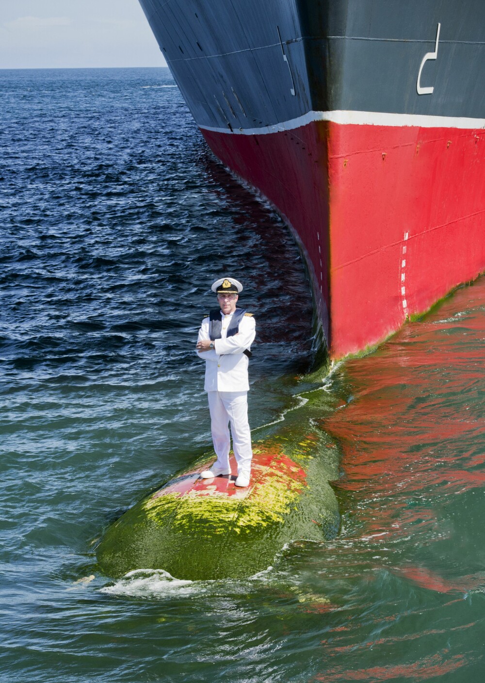 Imagini inedite cu comandantul celui mai mare vas de croaziera din lume. Unde s-a fotografiat capitanul vasului Queen Mary 2 - Imaginea 1