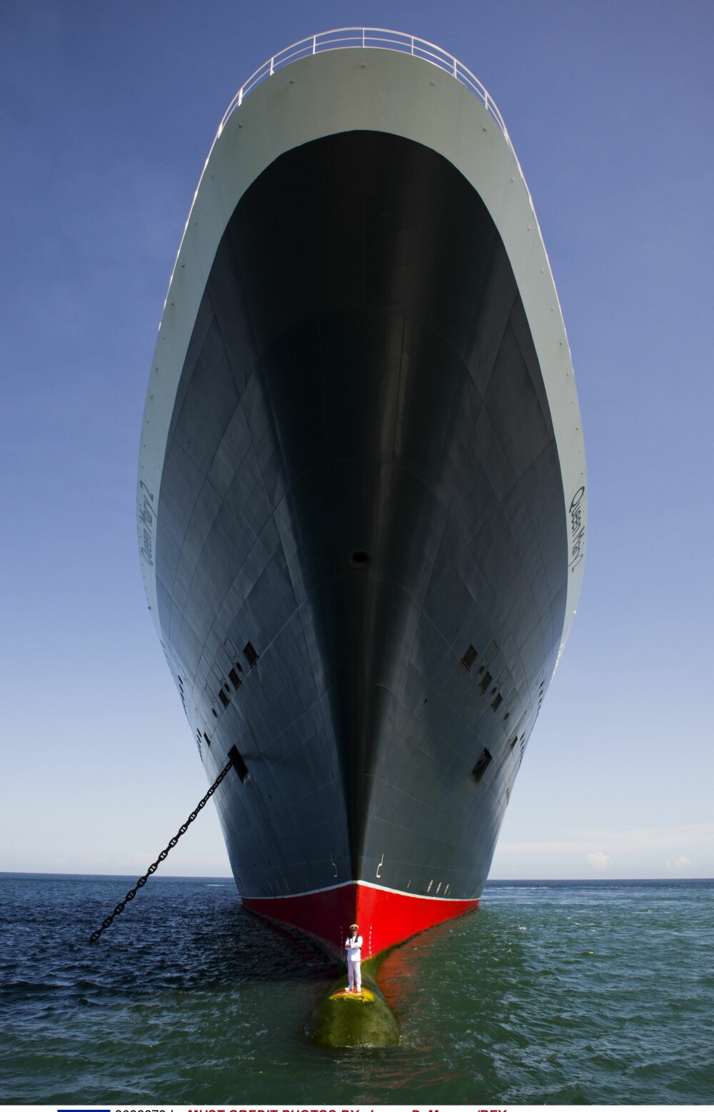 Imagini inedite cu comandantul celui mai mare vas de croaziera din lume. Unde s-a fotografiat capitanul vasului Queen Mary 2 - Imaginea 2