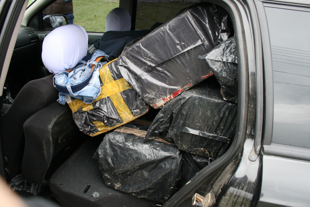 Aproape 4700 de pachete de tigari de contrabanda, descoperite in masina unui barbat din Timis - Imaginea 1