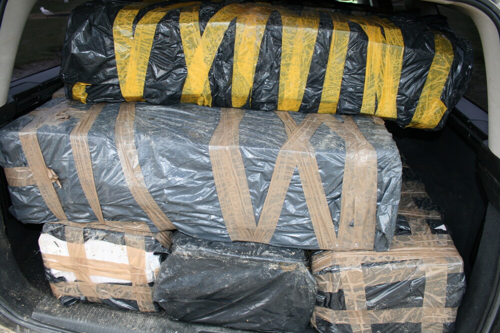 Aproape 4700 de pachete de tigari de contrabanda, descoperite in masina unui barbat din Timis - Imaginea 2