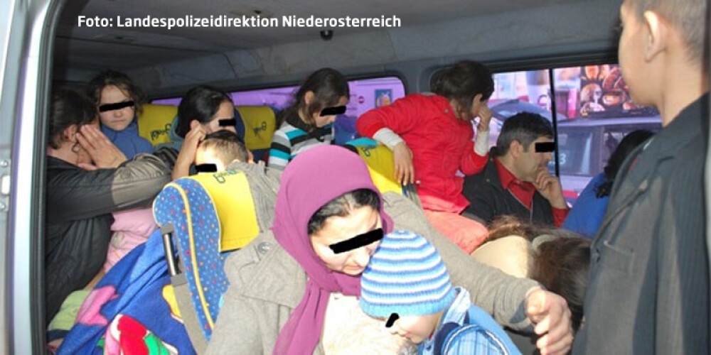 Eficienta romanilor i-a uimit pe austrieci. 42 de oameni au incaput intr-un microbuz de 9 pasageri - Imaginea 3