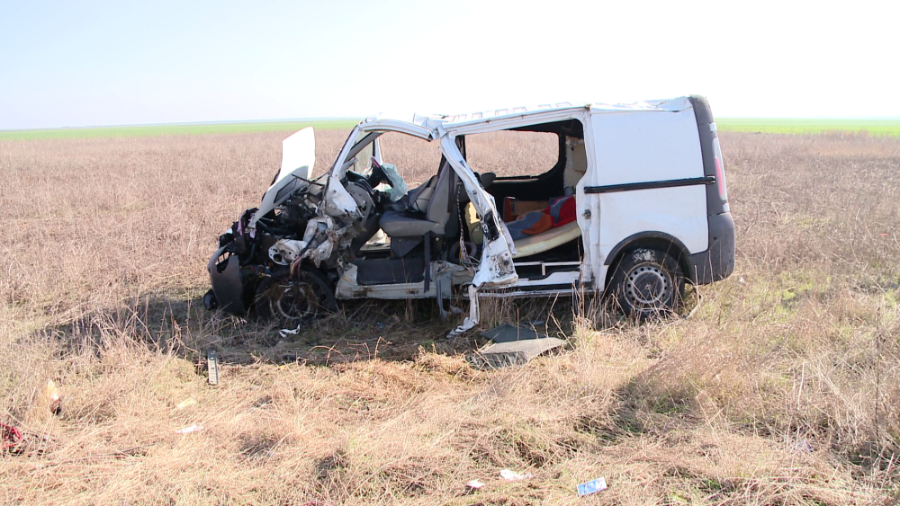 Accident grav langa Carani. O dubita s-a rasturnat dupa ce s-a ciocnit cu un utilaj agricol. Trei persoane au ajuns la spital - Imaginea 1