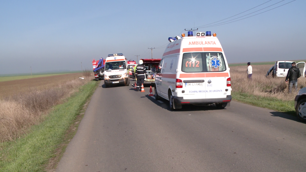 Accident grav langa Carani. O dubita s-a rasturnat dupa ce s-a ciocnit cu un utilaj agricol. Trei persoane au ajuns la spital - Imaginea 2