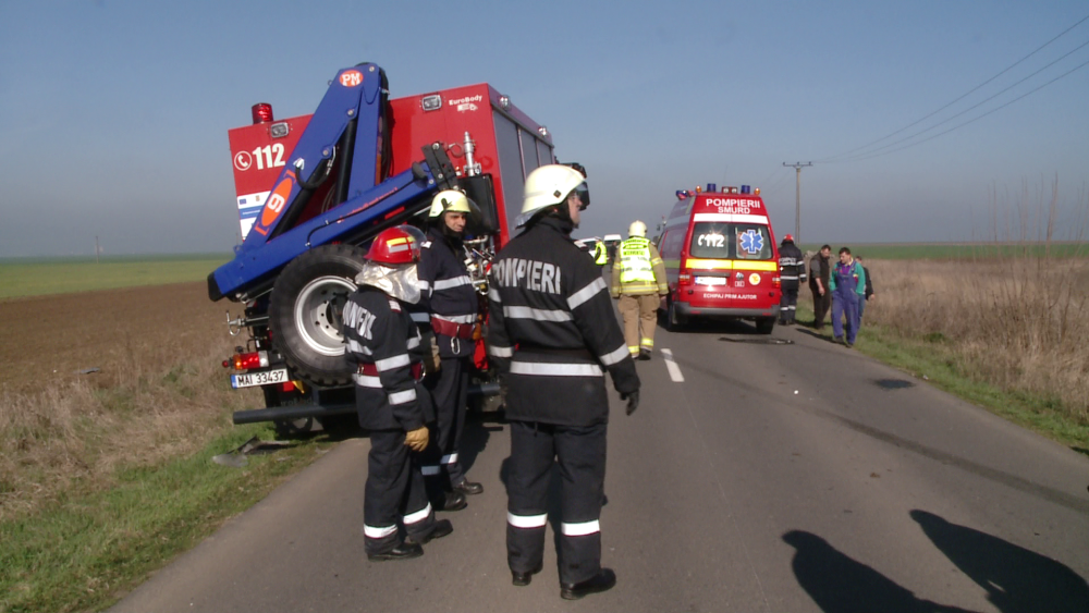 Accident grav langa Carani. O dubita s-a rasturnat dupa ce s-a ciocnit cu un utilaj agricol. Trei persoane au ajuns la spital - Imaginea 3