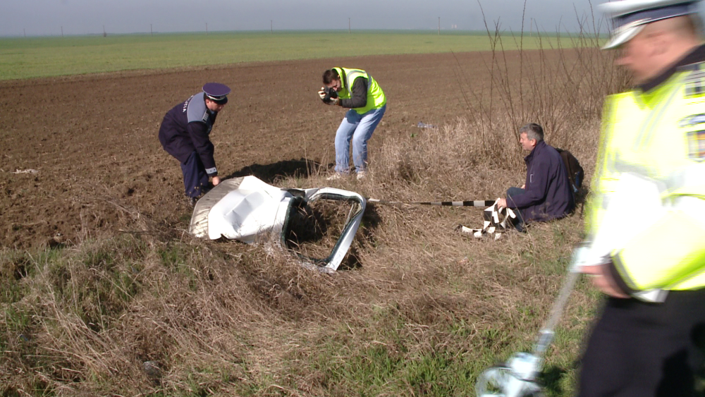 Accident grav langa Carani. O dubita s-a rasturnat dupa ce s-a ciocnit cu un utilaj agricol. Trei persoane au ajuns la spital - Imaginea 4