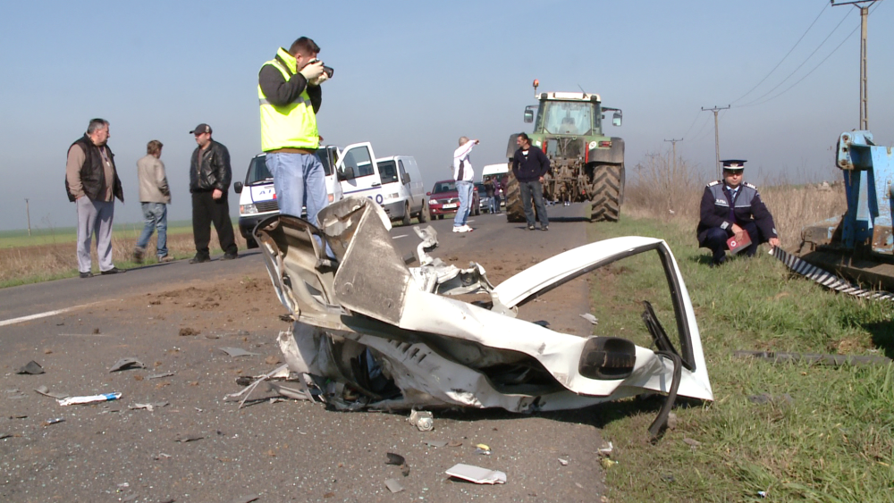 Accident grav langa Carani. O dubita s-a rasturnat dupa ce s-a ciocnit cu un utilaj agricol. Trei persoane au ajuns la spital - Imaginea 5